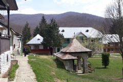 Manastirea-Suzana-de-pe-Valea-Teleajenului-3